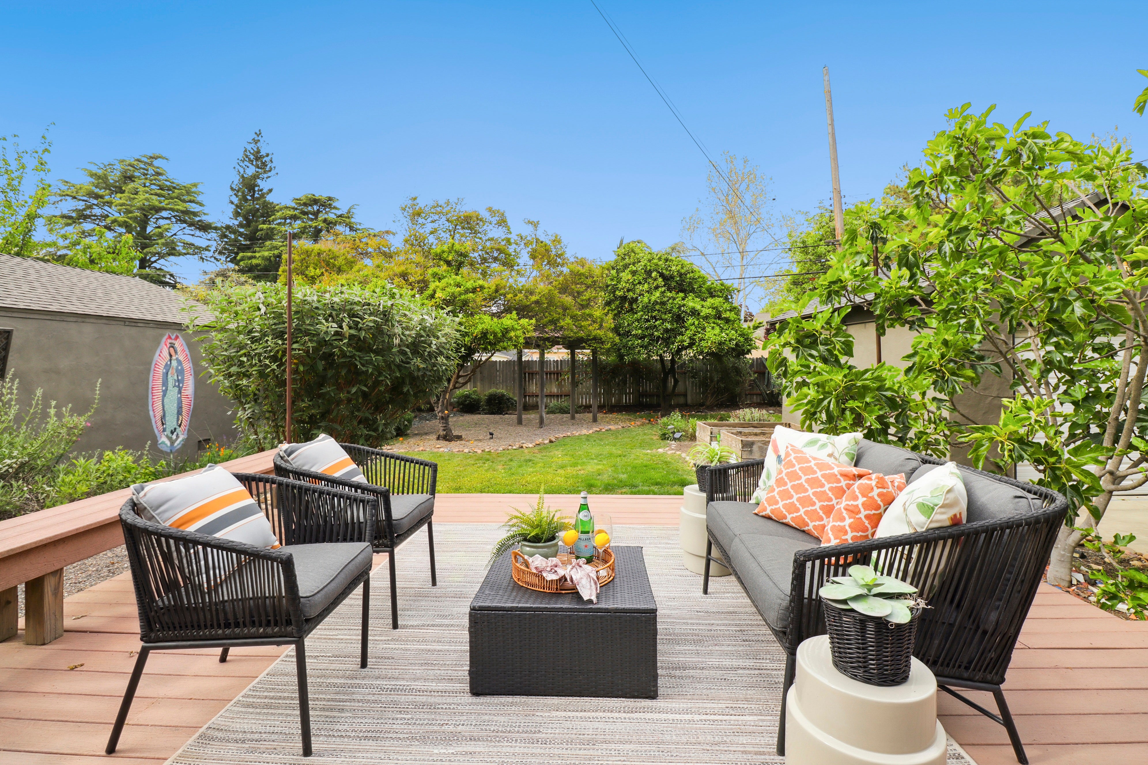 Premiere Home Staging Projects | Outdoor space design idea - Robertson Way, Sacramento
