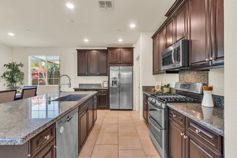 Premiere Home Staging Projects | Kitchen interior design idea - Ryland Dr, El Dorado Hills