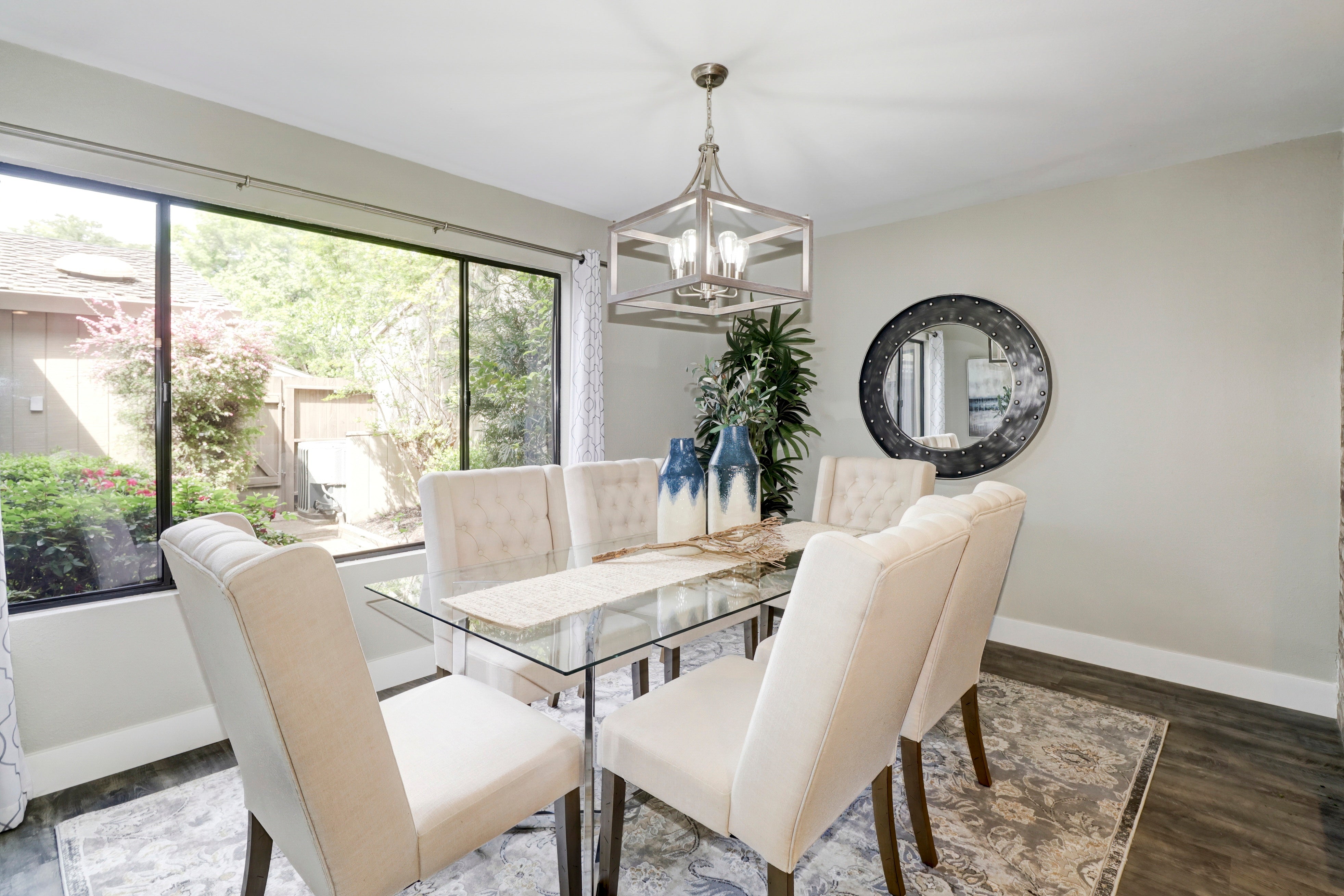Premiere Home Staging Projects | Dining area interior design idea - Swarthmore Dr, Sacramento