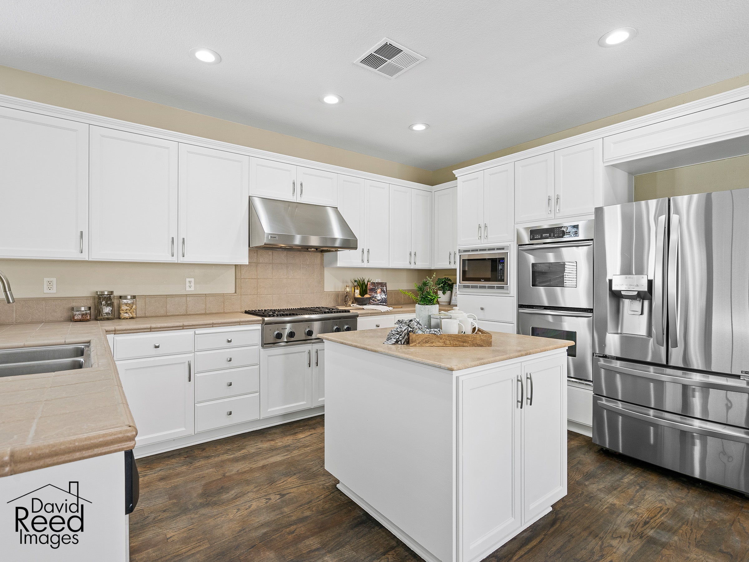 Premiere Home Staging Projects | Kitchen interior design idea - Village Green Dr, El Dorado Hills