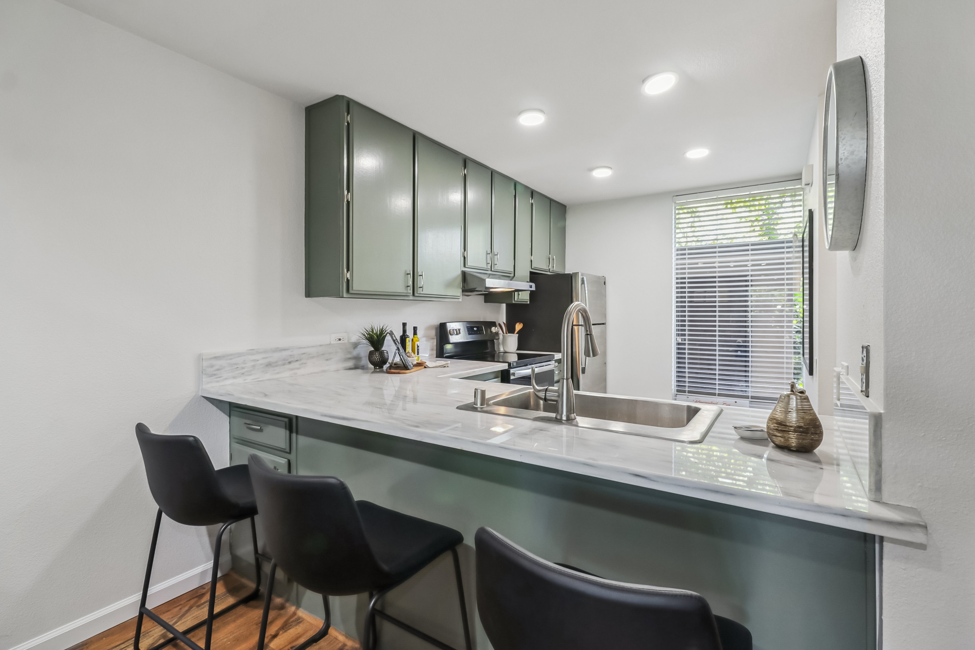 Premiere Home Staging Projects | Kitchen interior design idea - Woodside Ln, Sacramento