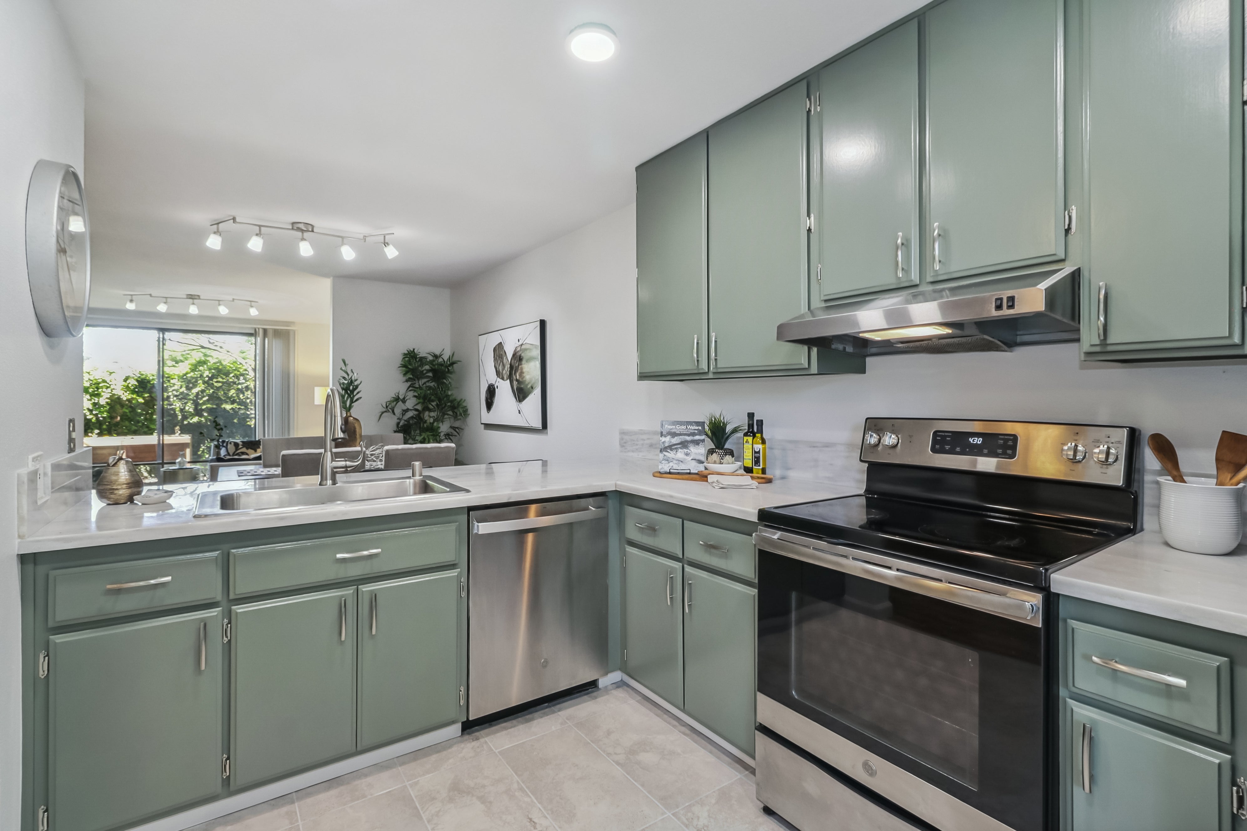 Premiere Home Staging Projects | Kitchen interior design idea - Woodside Ln, Sacramento