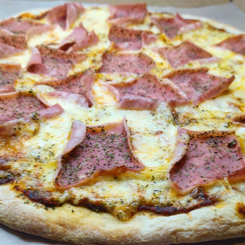 Pizza Americana (8 slices) – Macatas Pizza