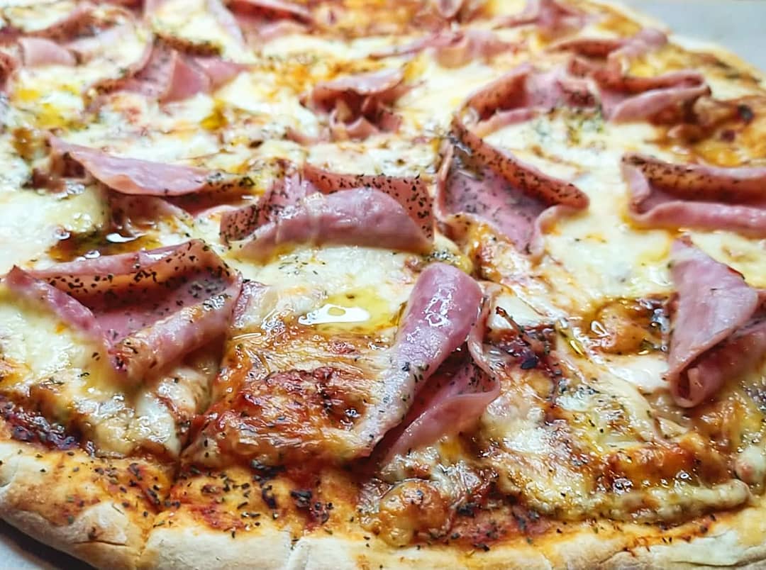 Pizza Americana (8 slices) – Macatas Pizza