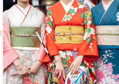 <img src="japanese-kimono.png" alt="tree wemen wear japanese traditional outfit kimono"/>　