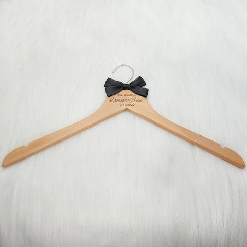 Personalized wooden hanger with name and date / Minikauf.ch