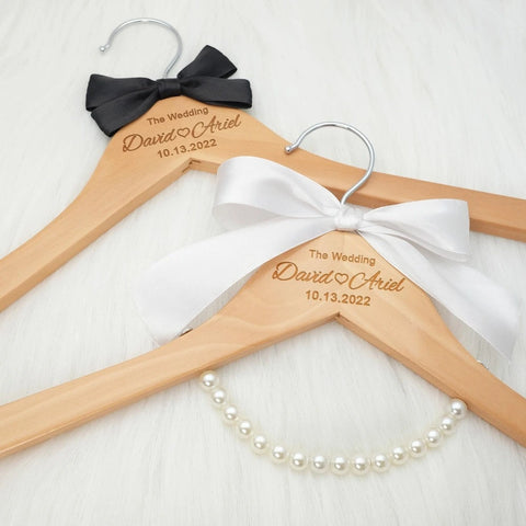 Personalized wooden hanger with name and date / Minikauf.ch