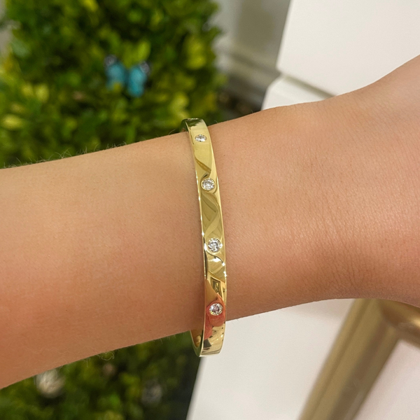 14Kゴールド製ルビーラウンドベゼルバングルブレスレット Elizabeth Jewelry Round Ruby Gold Bezel Bangle  Bracelet 14Kt Created