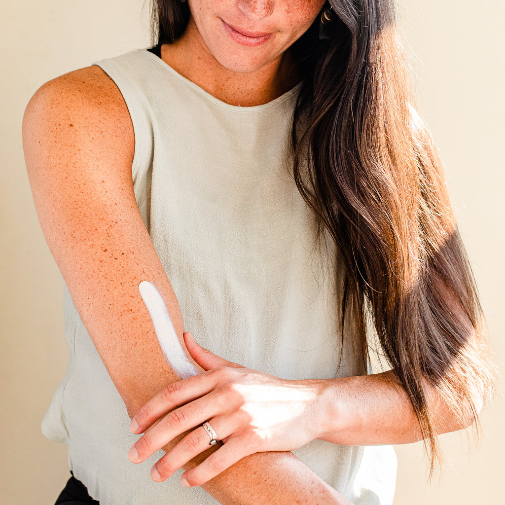 woman applying natural sunscreen