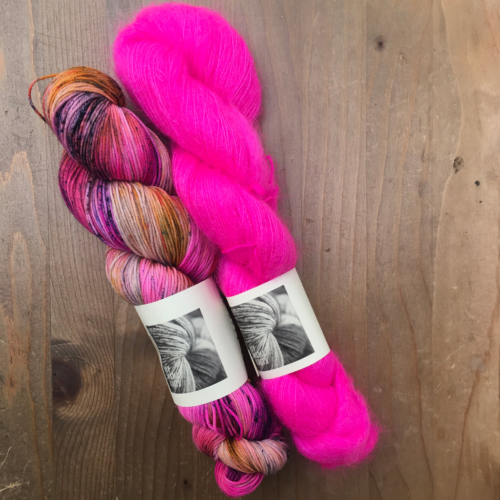 my mama knits hand dyed yarn in hot pink and mixed pinks and orange at the woolly brew