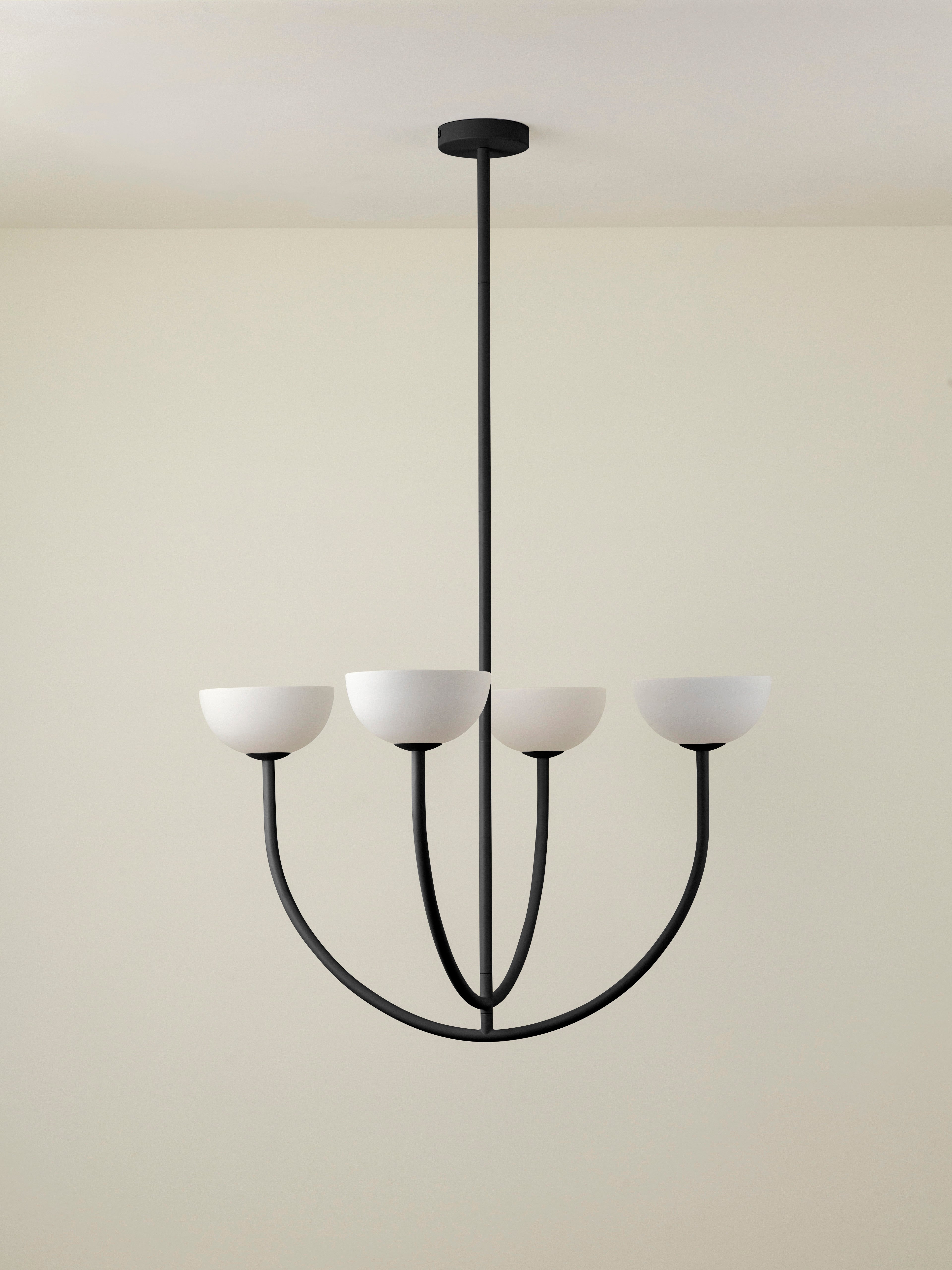 Ruzo - 4 light matt black and white porcelain ceiling pendant | Chandelier | lightsandlamps.com