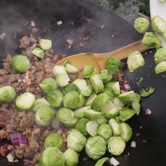 Rosenkohl fliegt in die Wokschüssel