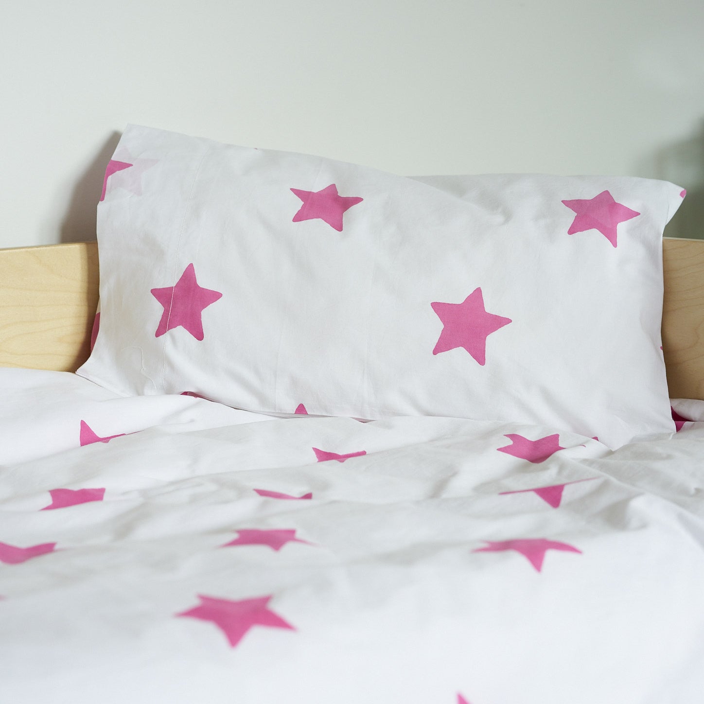 Bright Pink Star Toddler Cot Bed Duvet Set Lulu And Nat