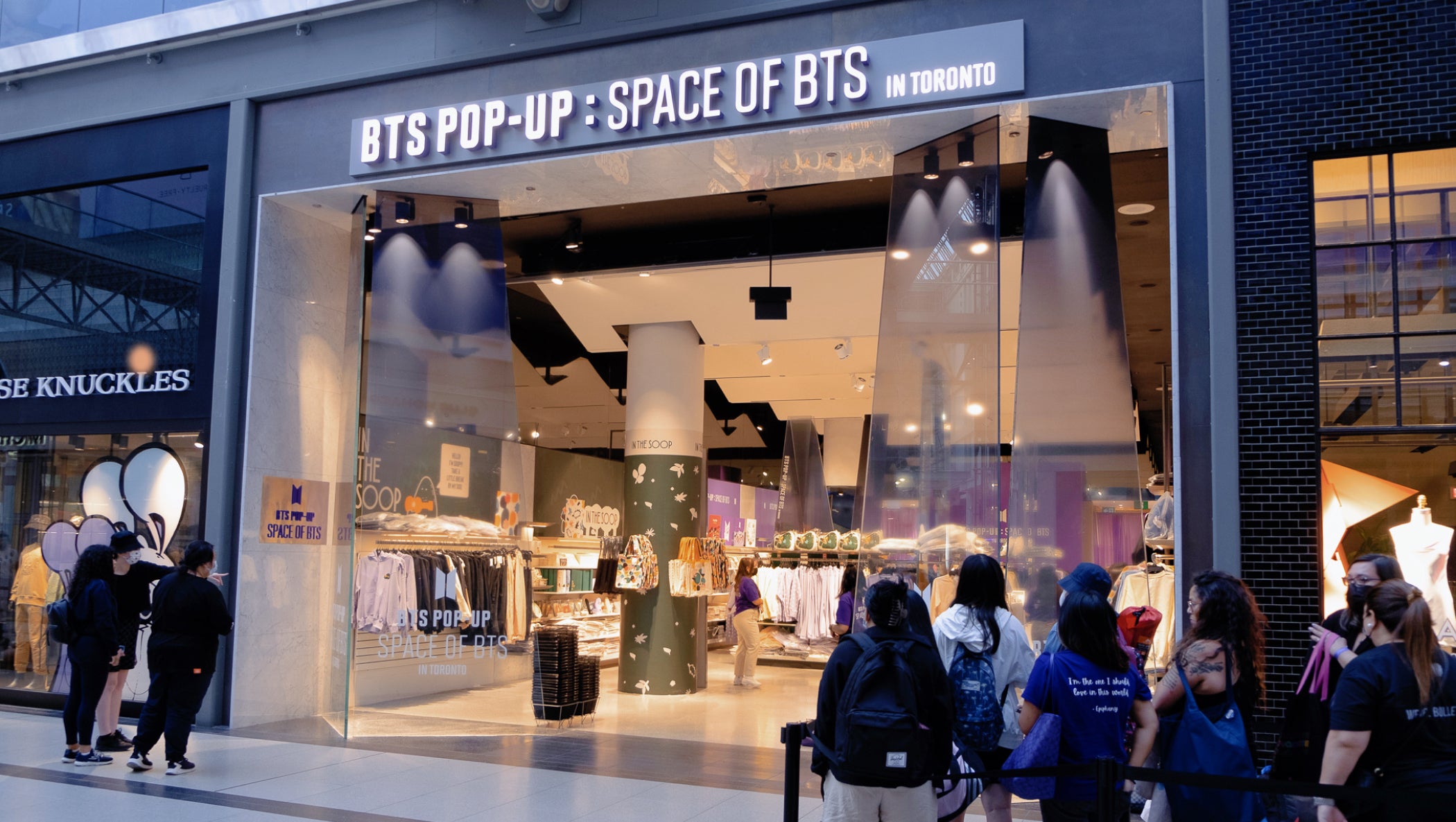 Bts spaces. БТС В Торонто. Магазин BTS В Дубай молле. BTS Pop-up: Space of BTS В Торонто.