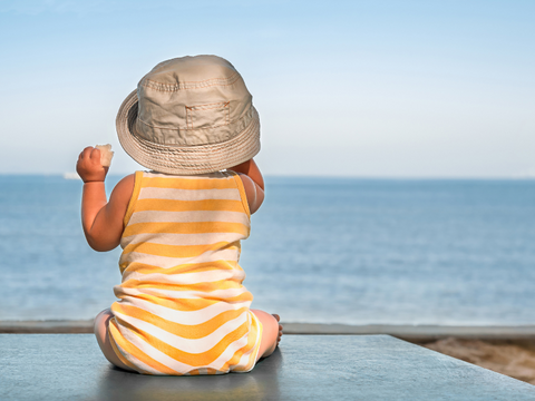 A la plage, protection solaire renforcée pour les enfants - A la