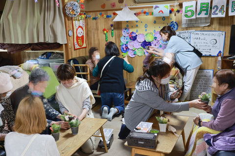 花のボランティア・花こころ／長野県小布施・花と木の実cocochiya・高齢者福祉施設・お福星・プリザーブドアレンジメント作り  