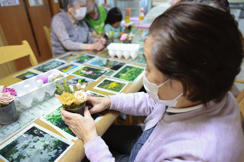 花のボランティア・花こころ／長野県小布施・花と木の実cocochiya・高齢者福祉施設・お福星・プリザーブドアレンジメント作り  