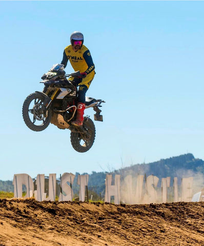 Acara Debu Debu DH12. Keseronokan epik pada kotoran. Visual Gelombang Haba Joey Sheppard menghantar BMW di Qld Moto Park.