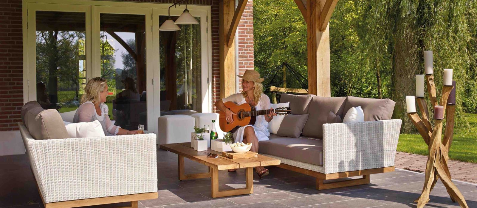 salon de jardin femme guitare apéro