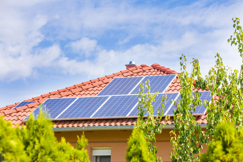Panneaux solaires sur toiture maison