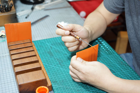 How to make a wallet - repeatedly sanding with abrasive paper and oiling it until it is flat