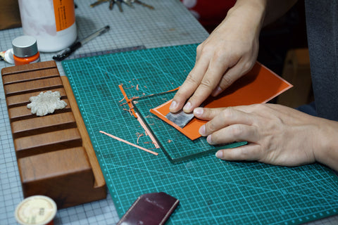 皮夾製作方法邊緣削薄，打粗，以便黏合