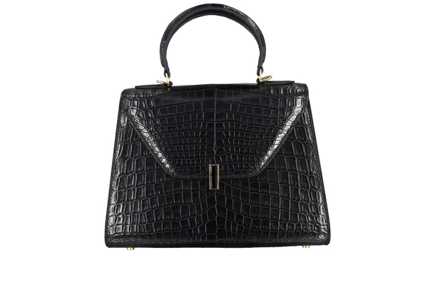 Ce sac en cuir de crocodile présente une fusion d'innovation et de style, combinant une coupe unique avec des accents de cristaux noirs avant-gardistes. Cet élément de design moderne donne au sac en cuir de crocodile une apparence plus tendance et accrocheuse.