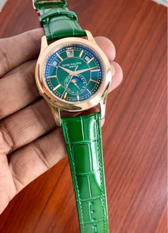 搭配金屬質感的鱷魚皮錶帶，如瑪瑙石拋光綠色