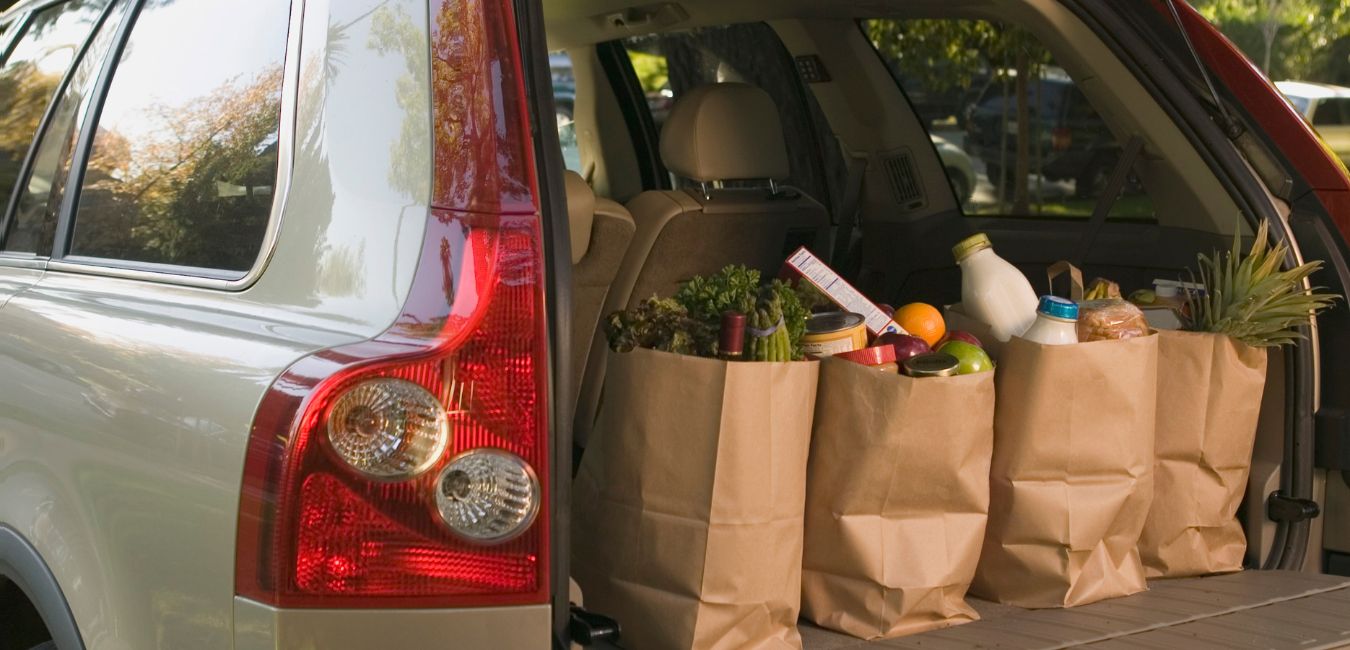 sacs de courses dans coffre de voiture