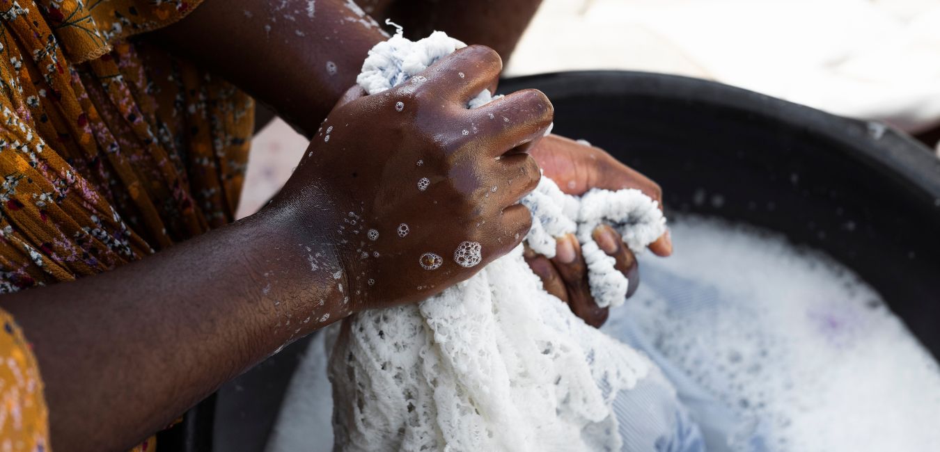 lavage d'un tissu à la main 