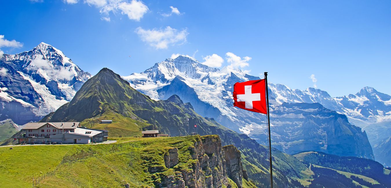 drapeau suisse devant des montagnes
