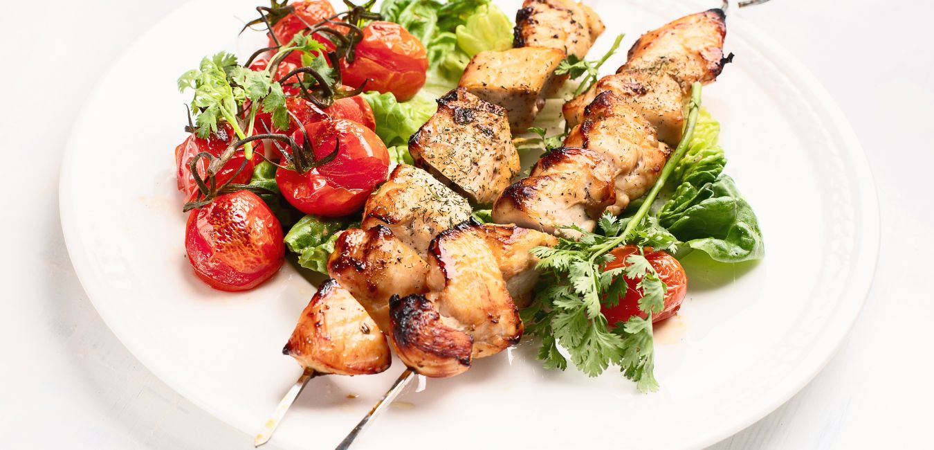 plat de brochettesavec des tomates et salades