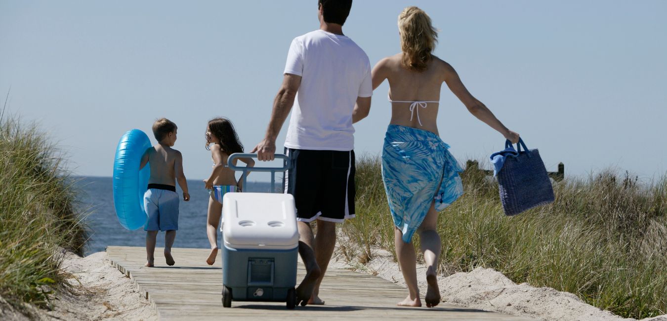 famille à la plage avec un glacière rigide