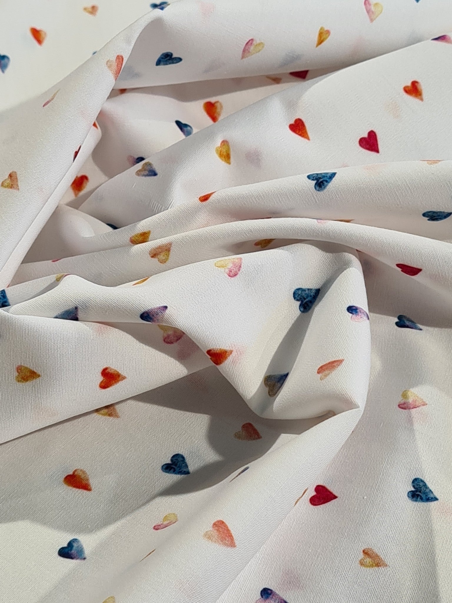 Tissu popeline 100% coton "Coeurs multicolores sur fond blanc" certifiée Oeko-Tex (prix pour 10cm)