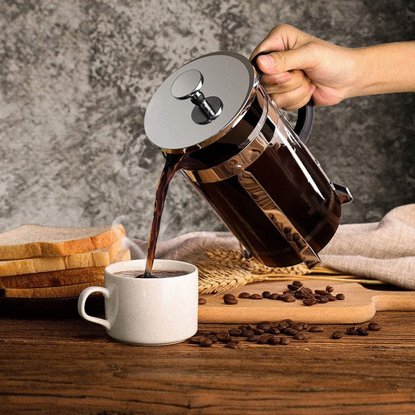 Set à café avec cafetière à piston, tasse, mug de voyage et