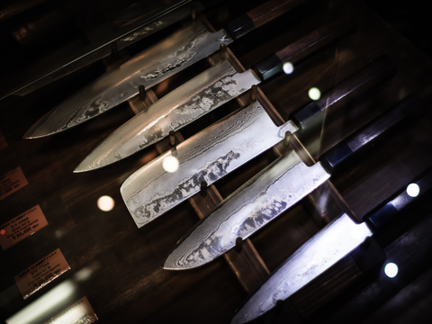 different types of knives in a kitchen knife holder rack