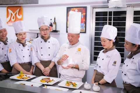 master chef teaching culinary students during class