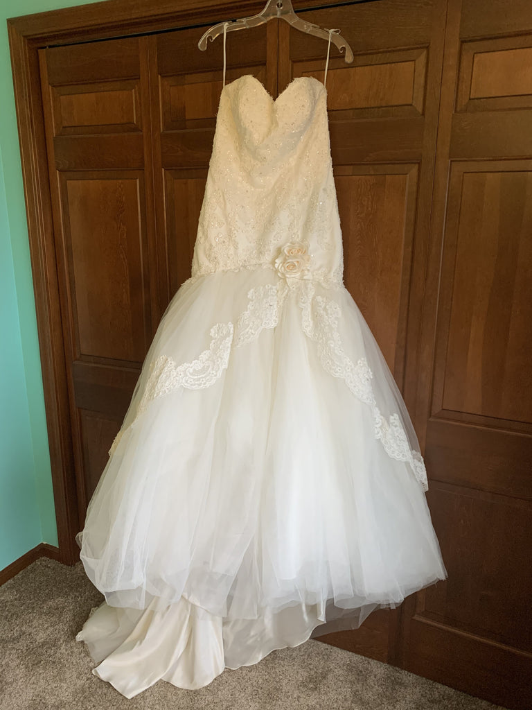 Carrafina 'Fit And Flare' size 10 used wedding dress - Nearly Newlywed