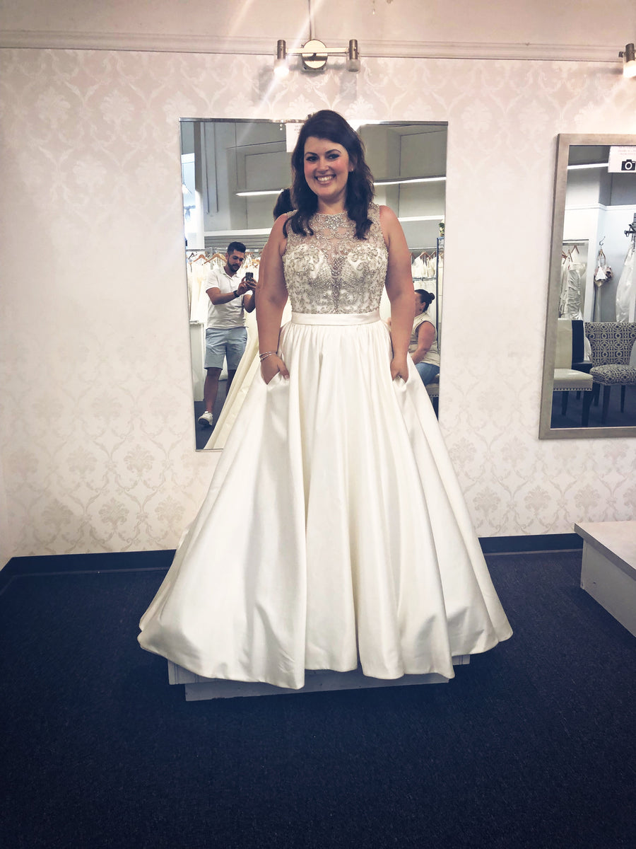 Allure Bridals '9152' size 12 sample wedding dress – Nearly Newlywed