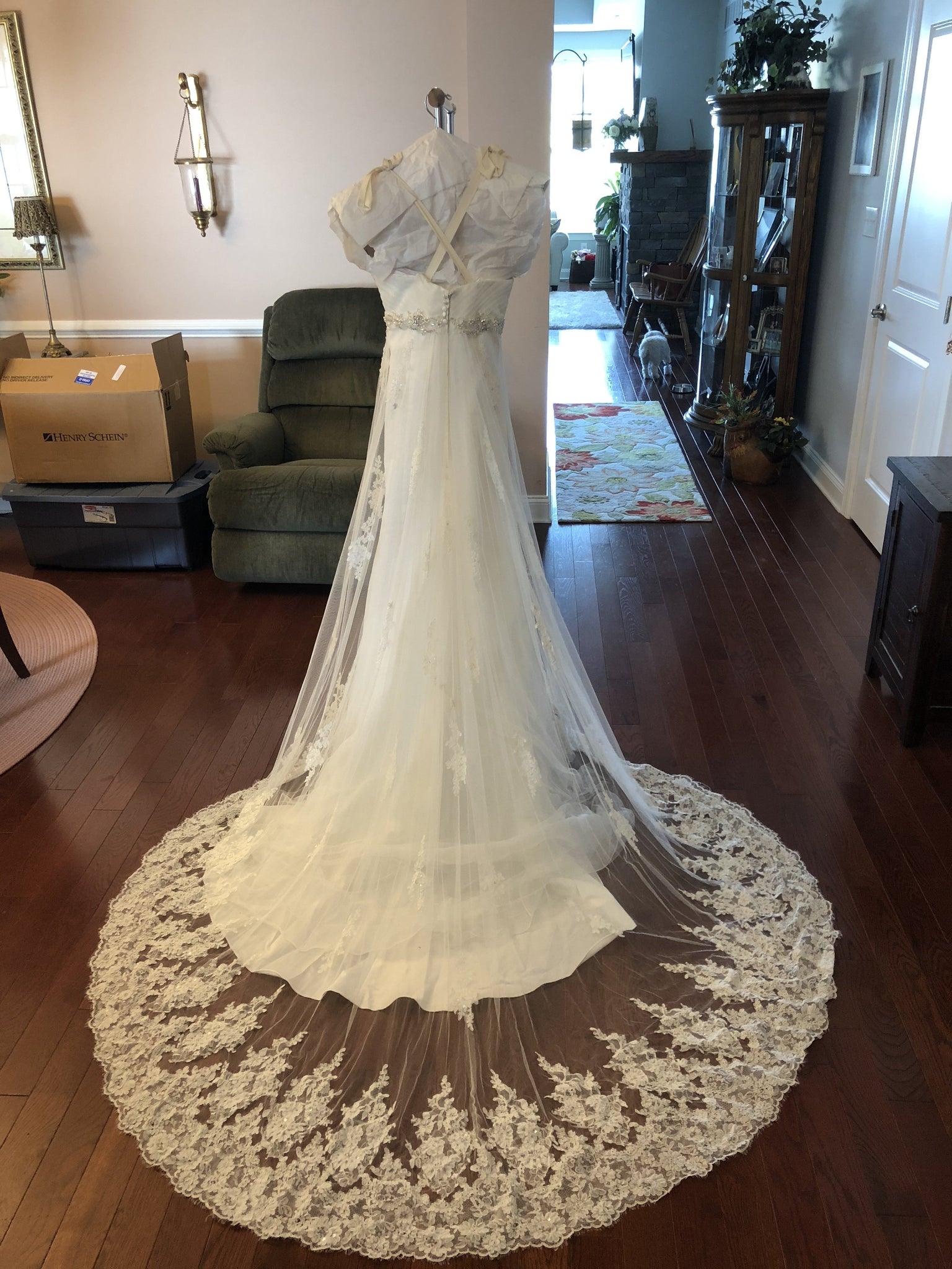 Alita Graham '32174153' size 6 used wedding dress – Nearly Newlywed