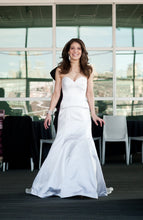 Load image into Gallery viewer, Junko Yoshioka &#39;Custom&#39; size 0 used wedding dress front view on bride

