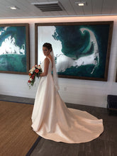 Load image into Gallery viewer, Mia Solano &#39;M1804Z&#39; wedding dress size-06 PREOWNED
