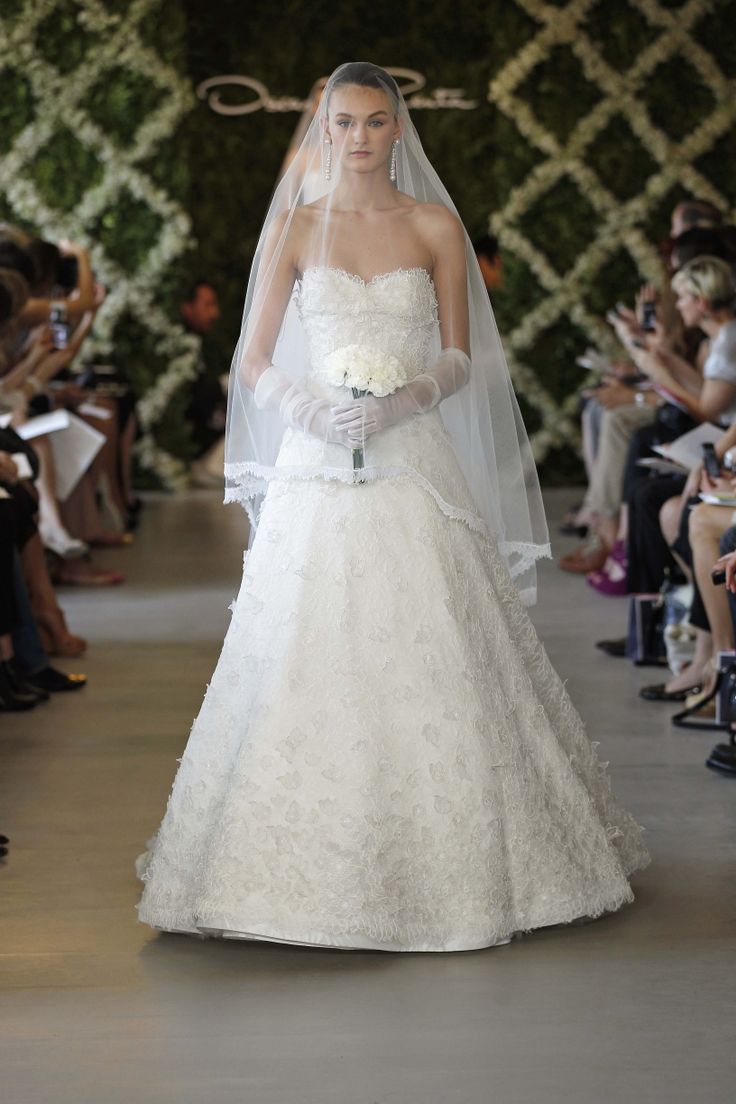 Oscar De La Renta 'Sweetheart Appliquéd' size 2 sample wedding dress ...