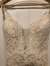 Load image into Gallery viewer, Maggie Sottero &#39;Mietra&#39; wedding dress size-04 PREOWNED
