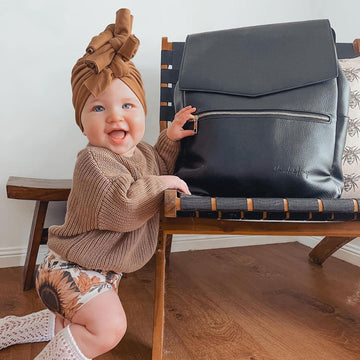 classic-faux-leather-nappy-backpack-black-with-baby_5000x_48a8e9a7-9274-49d8-94d9-4e40dd8859ac (1).jpg__PID:67eff97b-b00e-441d-a6aa-b9aab74de6bb