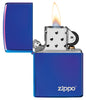 Zippo Feuerzeug Basismodell Sapphire blau Hochglanz mit Zippo Logo geöffnet mit Flamme