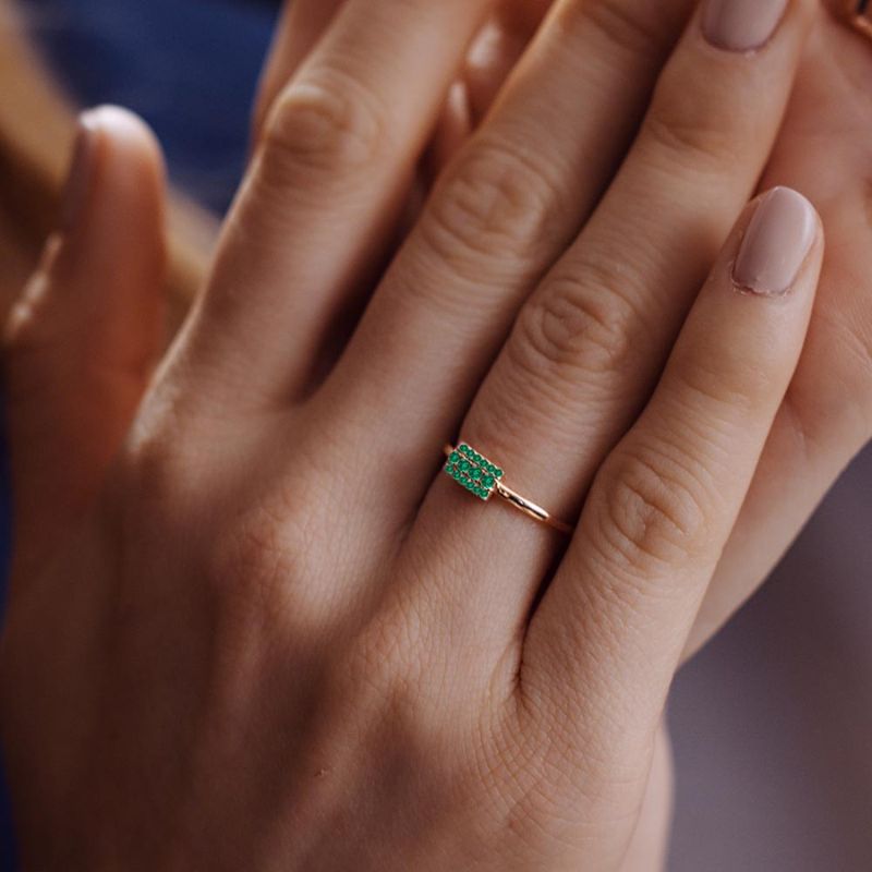 Original anillo de compromiso con esmeralda
