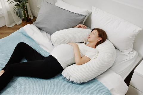 How to sleep with a pregnancy pillow? 4 best sleeping positions