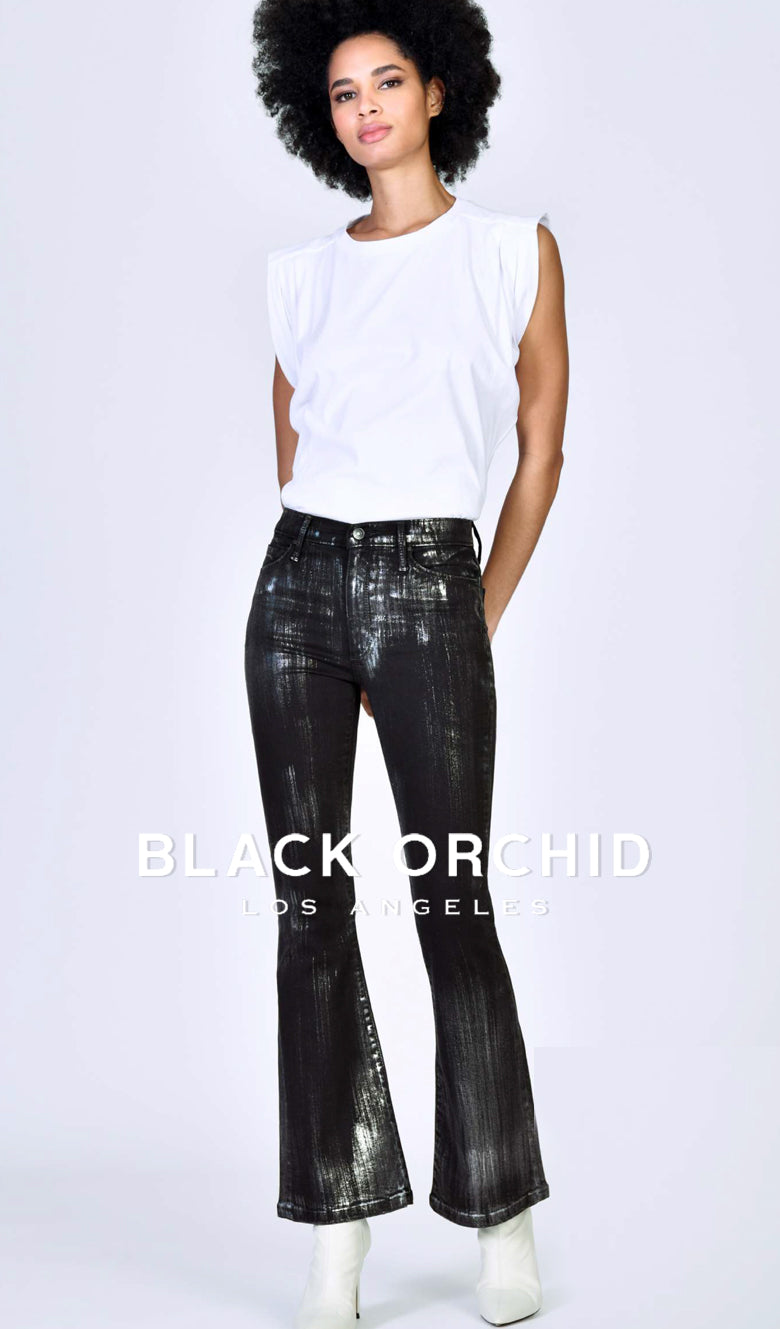 Frau in schwarzer Disco-Jeans