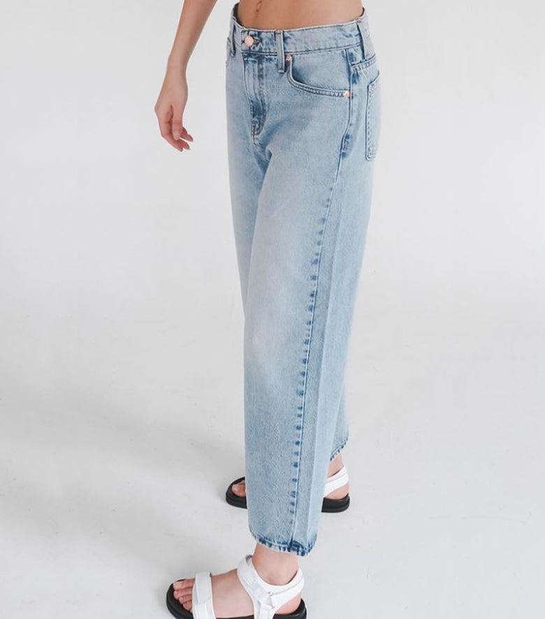 vrouw in lichtblauwe baggy jeans 